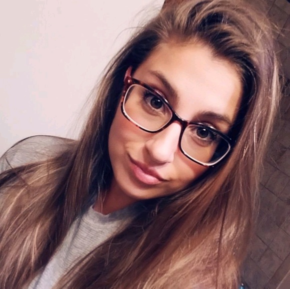 Meet your Posher, Emily - Picture 1 of 1